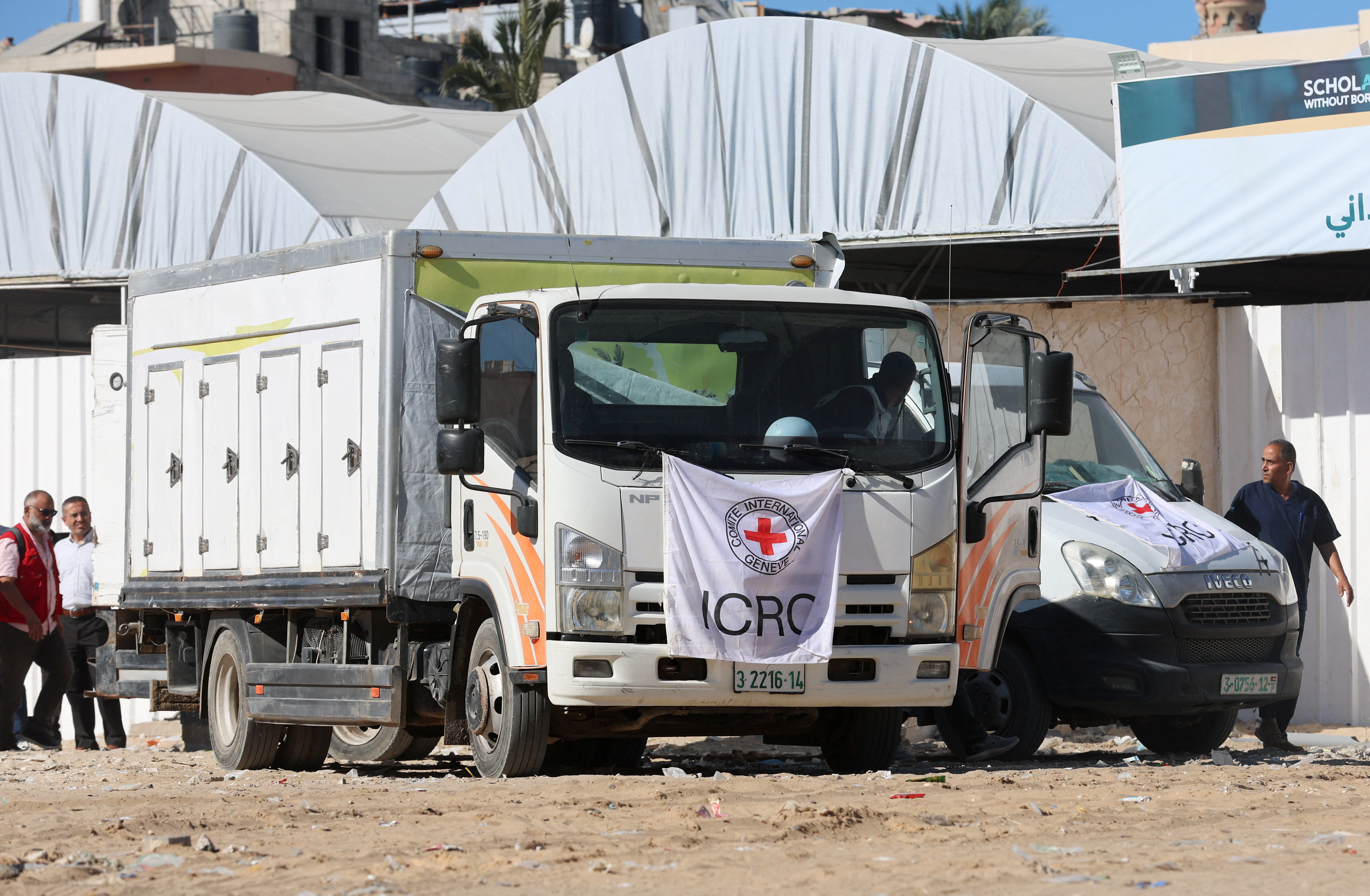 ▲▼一輛載有被關押在以色列的巴勒斯坦人屍體的卡車，抵達汗尤尼斯的納賽爾醫院。（圖／路透）