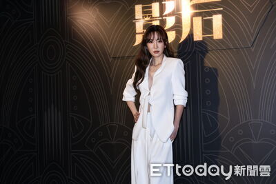 曾莞婷深V開到肚臍…外套裡面「完全沒穿」秀胸前風光:金鐘更辣