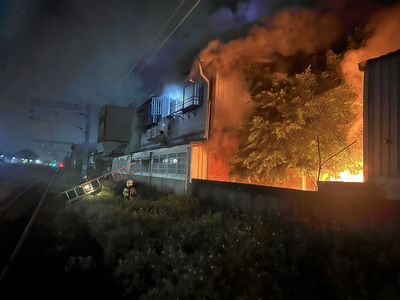 快訊/台南汽修廠凌晨火警! 「烈焰吞噬」隔壁團購店
