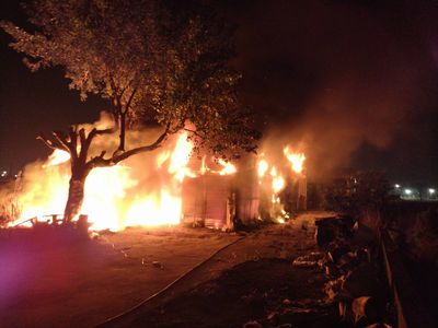 彰化鐵皮工寮清晨烈焰沖天！紙箱農藥助燃...驚險大火畫面曝