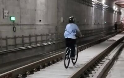 玩命！重慶多名未成年孩子地鐵隧道內探險　騎車踩水樣樣來
