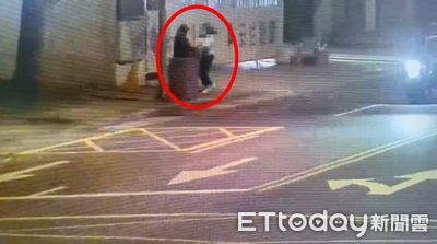 現場畫面曝光!北市淫男「脫褲露鳥逼近」當街拉扯 年輕女嚇壞尖叫