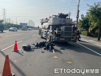 高雄恐怖吊車路邊鬼切！男騎士慘撞斷腿　機車解體零件噴出