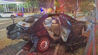 疑輔助駕駛釀禍!國道楊梅休息站轎車狠撞3車 2人受傷