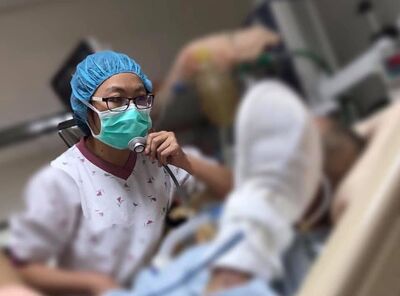 年輕女「車廂內大聲講電話」 他見1細節耳朵紅了:沒想到是這樣