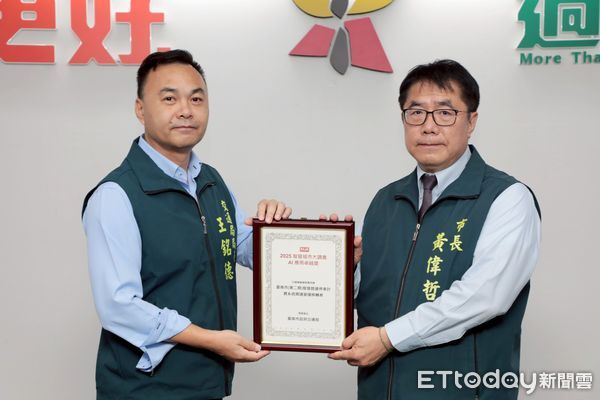 ▲台南市交通局以智慧停車計費系統奪下AI應用卓越獎，市長黃偉哲肯定團隊努力。（記者林東良翻攝，下同）