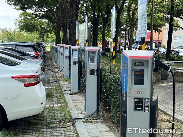▲台南市交通局以智慧停車計費系統奪下AI應用卓越獎，市長黃偉哲肯定團隊努力。（記者林東良翻攝，下同）