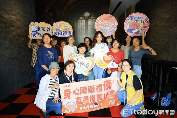 ▲台南市社會局舉辦「黑暗中看見尊重」活動，邀請業者走進無光餐廳體驗視障生活。（記者林東良翻攝，下同）