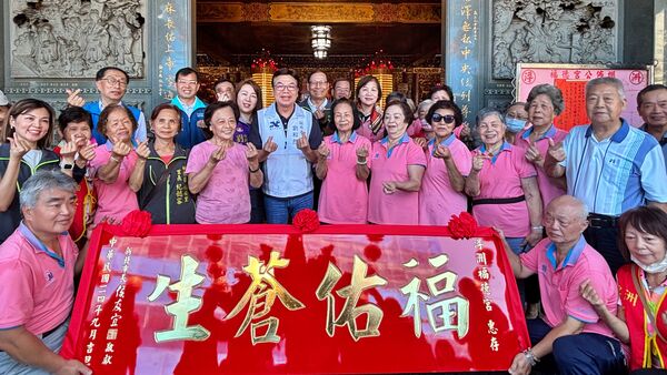 ▲新北浮洲福德宮行善助弱勢 劉和然贈匾感謝善行義舉。（圖／新北市民政局提供）