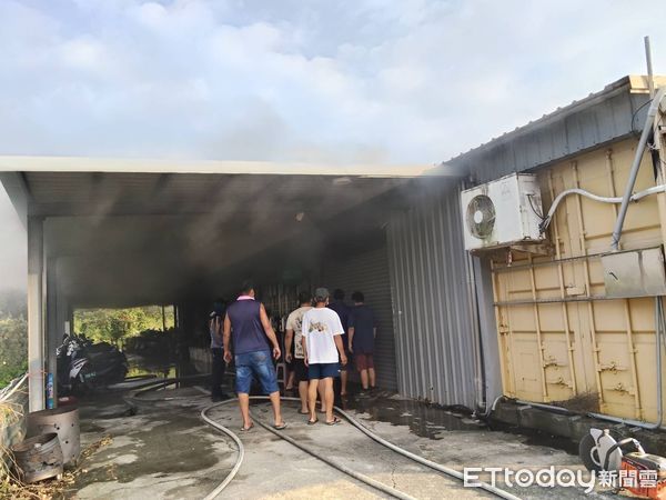 ▲琉球鄉電動機車換電站今（14日）下午驚傳火警。（圖／記者陳崑福翻攝）
