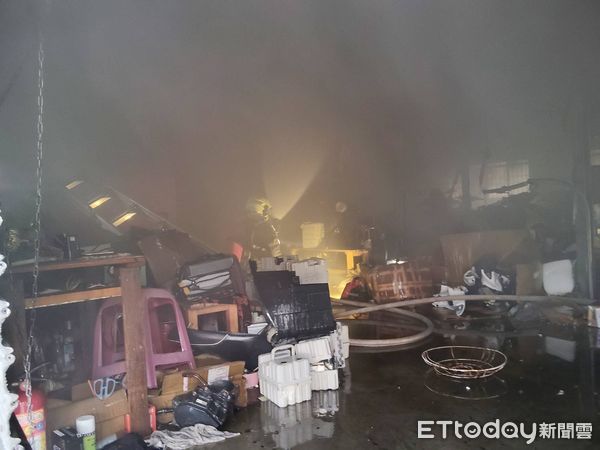 ▲琉球鄉電動機車換電站今（14日）下午驚傳火警。（圖／記者陳崑福翻攝）