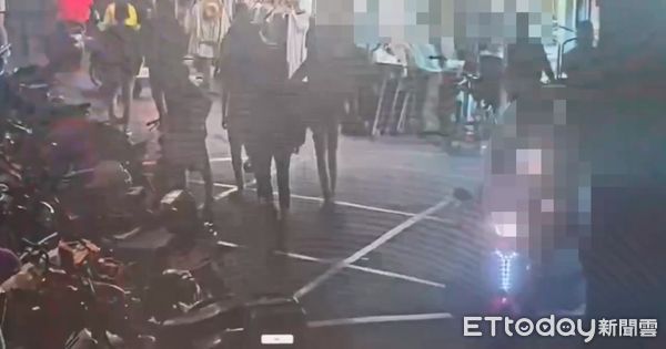▲北市五分埔商圈發生黑衣人聚眾教訓攤商，警方火速逮捕3名主嫌到案。（圖／記者張君豪翻攝）