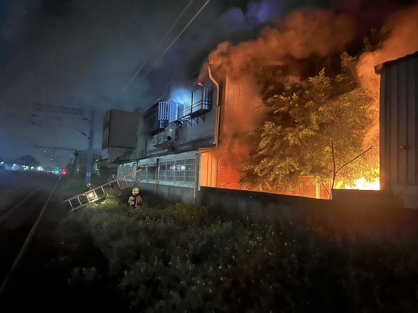 ▲▼台南汽修廠火警。（圖／翻攝記者爆料網）