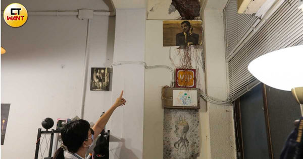 阿玲向記者傾訴，為清除不斷蔓延至屋內的樹根，以及修繕屋內各種殘破，她已經花了200餘萬元，如今樹根卻又再度入侵。（圖／黃耀徵攝）