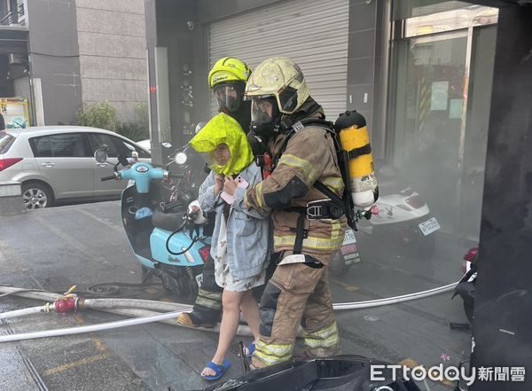 ▲▼台南透天厝火警救出1人　電動機車充電陷入燃燒。（圖／記者林東良翻攝）