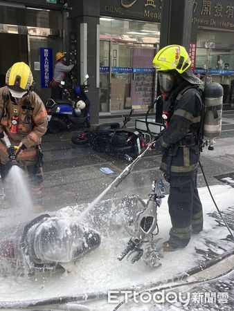 ▲▼台南透天厝火警救出1人　電動機車充電陷入燃燒。（圖／記者林東良翻攝）