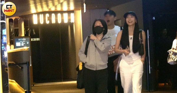 母女倆聊得開心，跟在後方疑似Lily男友的男子竟打起呵欠來。（圖／本刊攝影組）