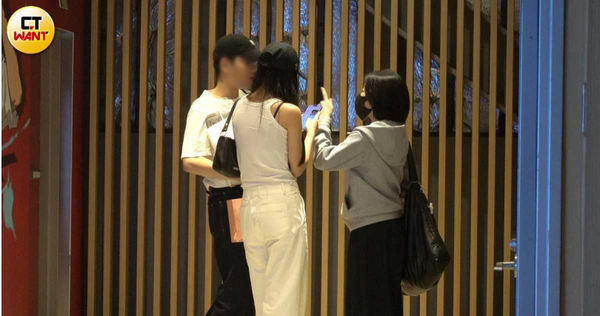 年輕男子與Lily外型打扮頗登對，等電梯時小S指著他耳提面命般似乎在交代什麼事情。（圖／本刊攝影組）