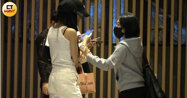 跟男生交代完還不夠，小S又抓住正在滑手機的Lily的手繼續叨唸叮嚀著。（圖／本刊攝影組）