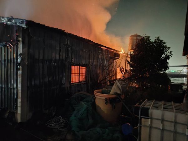 ▲線西鐵皮工寮全面燃燒。（圖／消防提供）