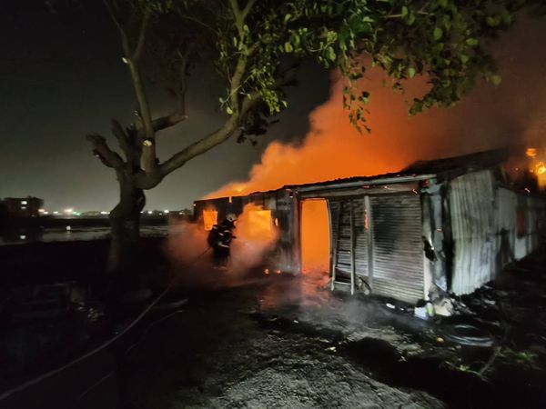 ▲線西鐵皮工寮全面燃燒。（圖／消防提供）