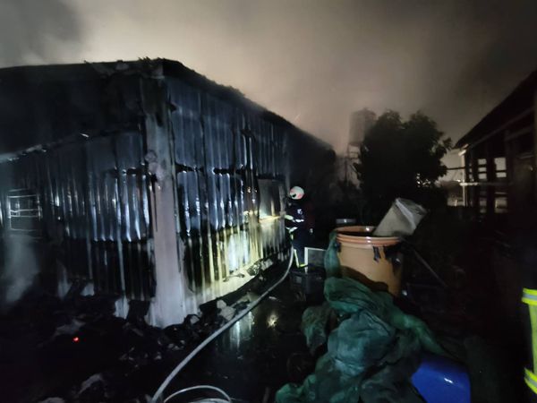 ▲線西鐵皮工寮全面燃燒。（圖／消防提供）