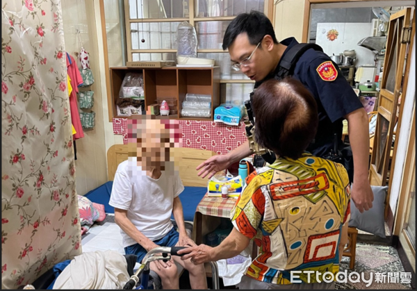 ▲內埔警分局員警扶阿北起身。（圖／記者陳崑福翻攝）