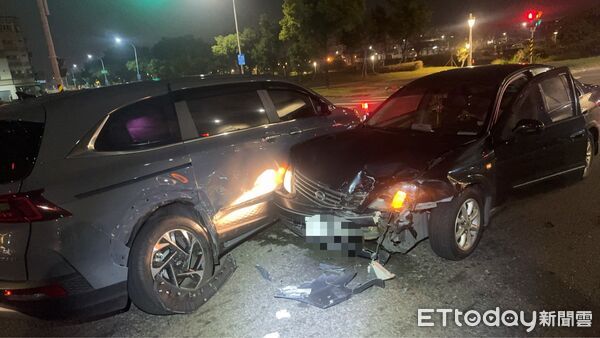 ▲▼高雄市鳳山區保成一路與南華路口今（15）日凌晨，一輛迴轉的自小客車與對向直行車輛發生碰撞，造成兩名駕駛人受輕傷，所幸送醫後均無大礙。（圖／記者吳世龍翻攝）