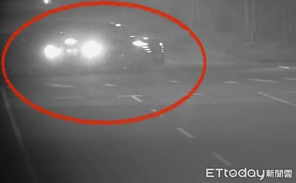 ▲▼高雄市鳳山區保成一路與南華路口今（15）日凌晨，一輛迴轉的自小客車與對向直行車輛發生碰撞，造成兩名駕駛人受輕傷，所幸送醫後均無大礙。（圖／記者吳世龍翻攝）