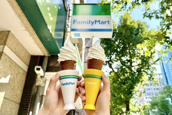 ▲▼全家推出周邊「Fami!ce多功能加油棒」，買霜淇淋加價129元可獲得。（圖／業者提供）
