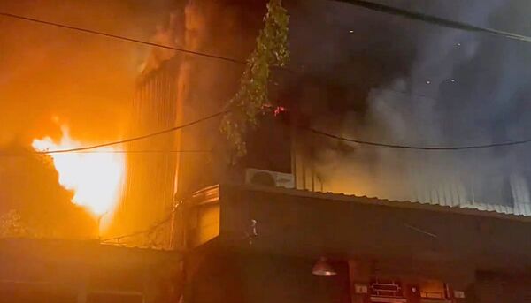 ▲桃園市桃園區龍門街一處民宅今天凌晨發生大火，火勢延燒蔓延至2樓。（圖／桃園市消防局提供）