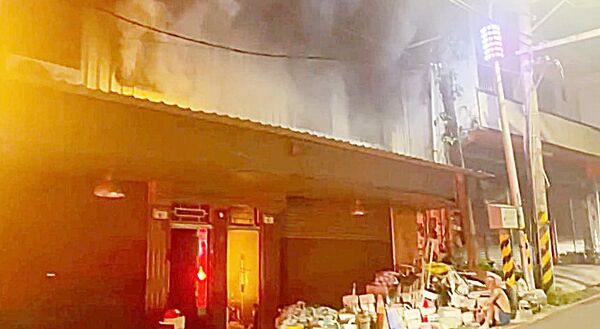 ▲桃園市桃園區龍門街一處民宅今天凌晨發生大火，現場堆積大批雜物與易燃物。（圖／桃園市消防局提供）