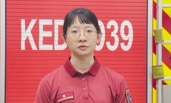 ▲桃園市桃園區龍門街一處民宅今天凌晨發生大火，中路分隊分隊長張育瑄說明火警發生過程。（圖／桃園市消防局提供）