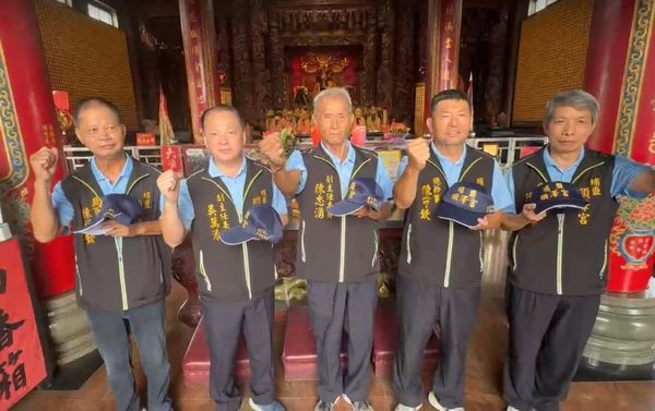 ▲埔鹽順澤宮送限量版鏟子超人帽，為前往花蓮災區無名英雄致敬。（圖／記者唐詠絮翻攝）