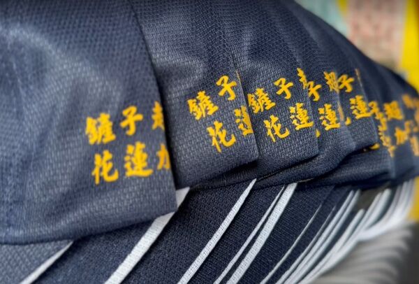 ▲埔鹽順澤宮送限量版鏟子超人帽，為前往花蓮災區無名英雄致敬。（圖／記者唐詠絮翻攝）