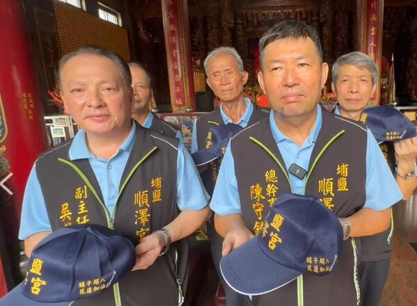 ▲埔鹽順澤宮送限量版鏟子超人帽，為前往花蓮災區無名英雄致敬。（圖／記者唐詠絮翻攝）