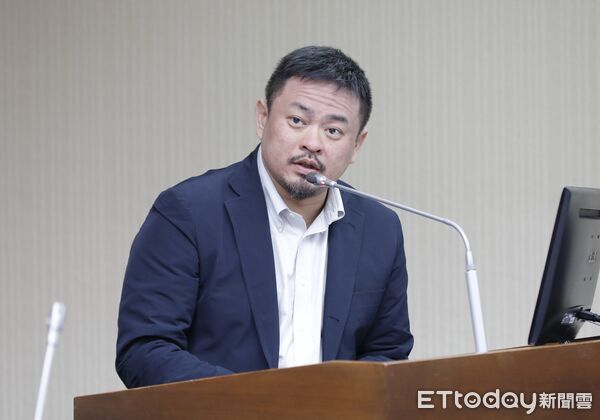 ▲▼立法院社會福利及衛生環境委員會邀請勞動部、交通部、衛生福利部就「長榮空勤人員因病延誤就醫，應立即檢討航空業職場健康保障飛行安全」進行專題報告並備質詢及審查職業安全衛生法部分條文修正草案。圖為勞動部長洪申翰上台報告。（圖／記者湯興漢攝）