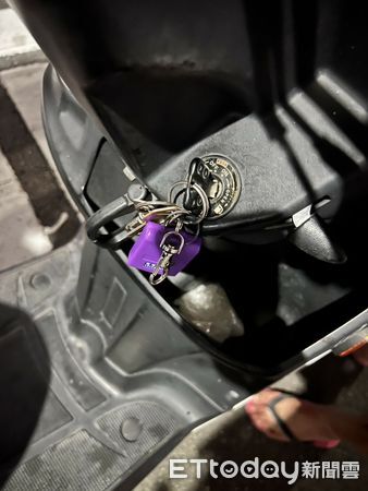 ▲▼員警查到機車騎士前座有安非他命。（圖／記者林東良翻攝）