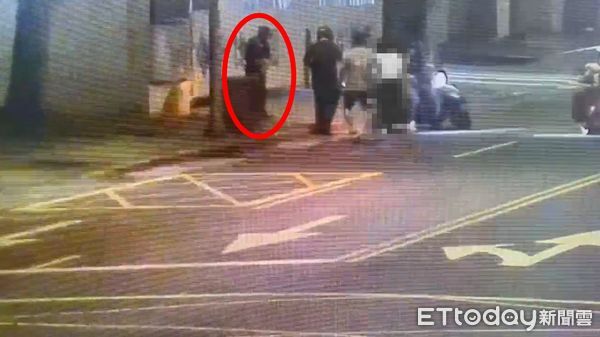 ▲北市淫男褲子半脫逼近年輕女，當街爆發拉扯，現場畫面曝光。（圖／記者張君豪翻攝，下同）