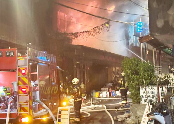 ▲桃園市桃園區龍門街一處民宅今天凌晨發生大火，消防架起水線灌救。（圖／桃園警方提供）