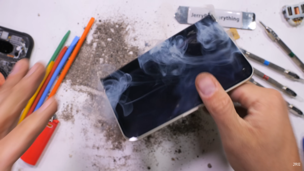 ▲▼PIXEL 10 PRO FOLD於實測過程中爆炸。（圖／YouTube@JerryRigEverything）