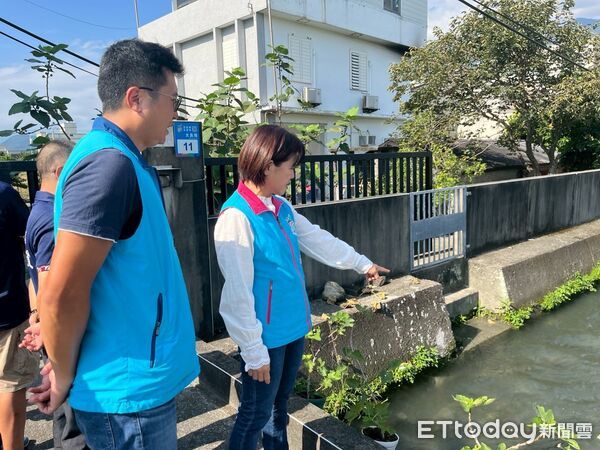 ▲▼鄉長游淑貞親偕同代表會、各村長們前往實地會勘工程品質。（圖／吉安鄉公所提供，下同）