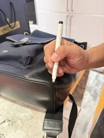 ▲郁方老公「簽字筆修10年名牌包」！　整理公公衣櫃：果然家風嚴謹。（圖／翻攝自郁方臉書）