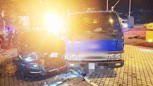 ▲國道一號楊梅休息站昨晚再度傳出自小客車疑啟用輔助駕駛系統事故，停放停車格轎車與小貨車遭撞擊。（圖／國道二隊提供）