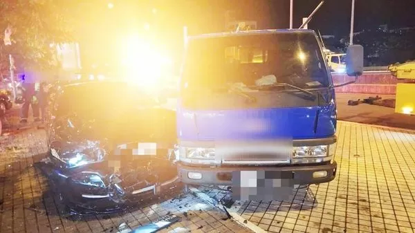 ▲國道一號楊梅休息站昨晚再度傳出自小客車疑啟用輔助駕駛系統事故，停放停車格轎車與小貨車遭撞擊。（圖／國道二隊提供）