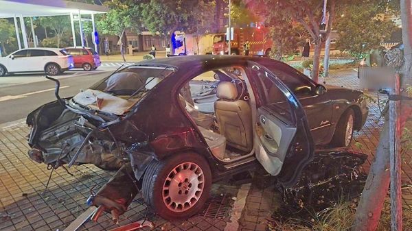 ▲國道一號楊梅休息站昨晚再度傳出黑色自小客車疑啟用輔助駕駛系統事故肇事。（圖／國道二隊提供）