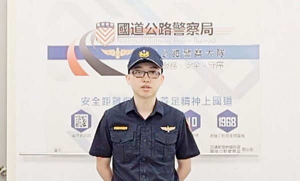 ▲國道一號楊梅休息站昨晚再度傳出黑色自小客車疑啟用輔助駕駛系統事故肇事，國道二隊楊梅分隊長趙冠瑜說明事故發生過程。（圖／國道二隊提供）