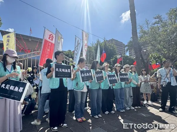 ▲▼桃園市空服員職業工會、長榮航空企業工會今天上午前往立法院外集結及獻花。（圖／記者周湘芸攝）