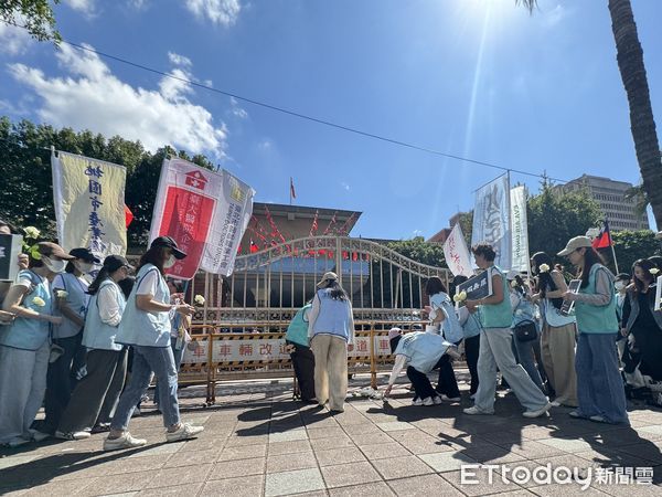 ▲▼桃園市空服員職業工會、長榮航空企業工會今天上午前往立法院外集結及獻花。（圖／記者周湘芸攝）