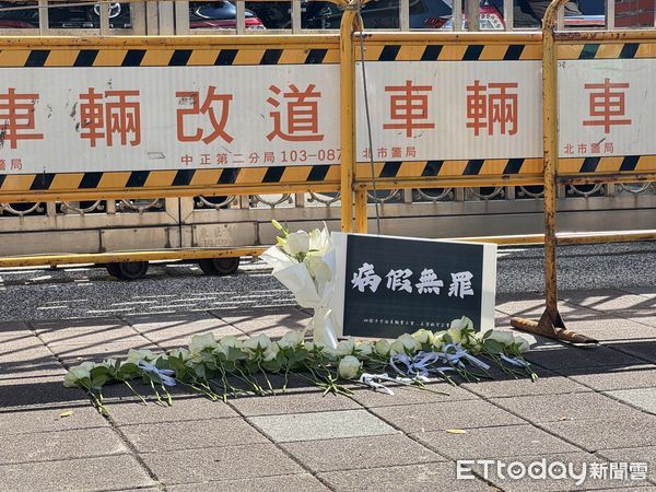▲▼桃園市空服員職業工會、長榮航空企業工會今天上午前往立法院外集結及獻花。（圖／記者周湘芸攝）